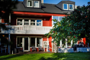 Guestly Homes - 4BR City Center Townhouse in Boden